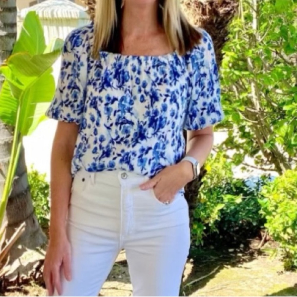 Abercrombie & Fitch
Crinkle Textured Puff Sleeve Top Blue & White Floral